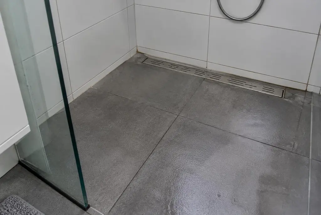 Lekdetectie Rhenen – lekkende inloopdouche met natte voegen