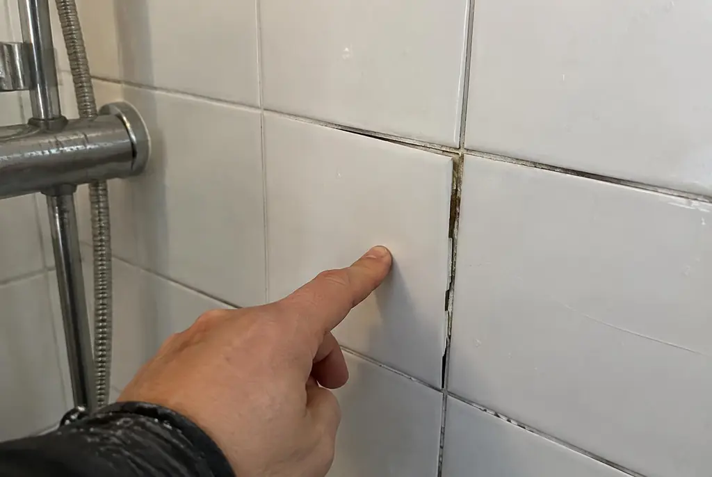 Lekdetectie Rhenen – losse, holle badkamertegels door een lekkage