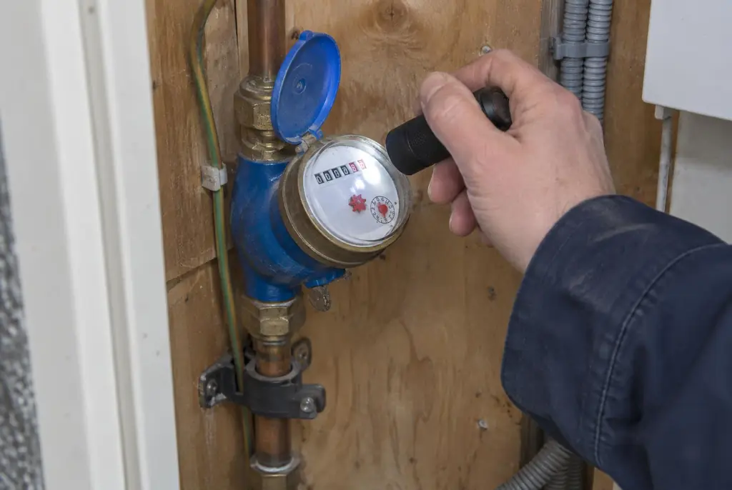 Lekdetectie Rhenen – watermeter in de meterkast controleren met een zaklamp